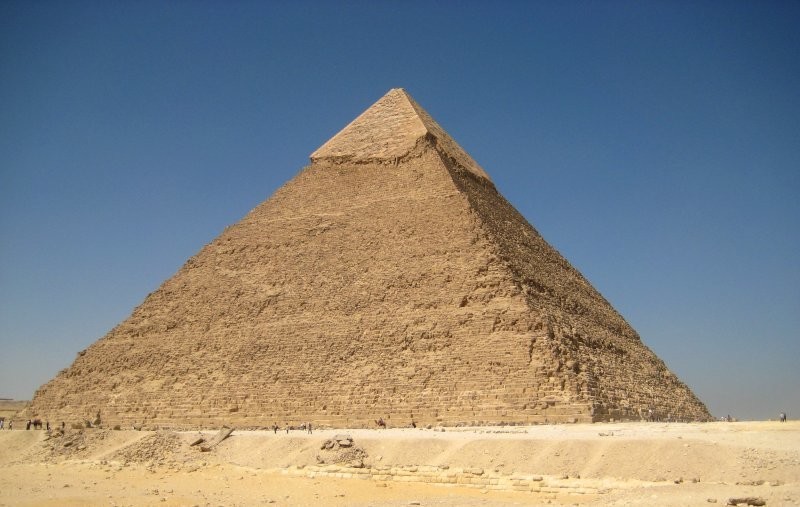11. Годы жизни Клеопатры ближе к нашему времени, чем к постройке пирамиды Хеопса