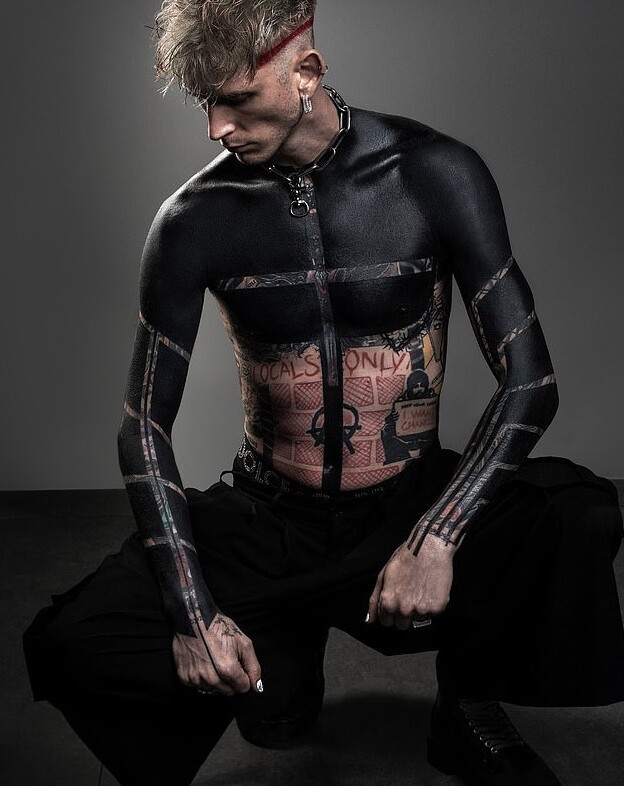 Machine Gun Kelly сделал огромную чёрную татуировку