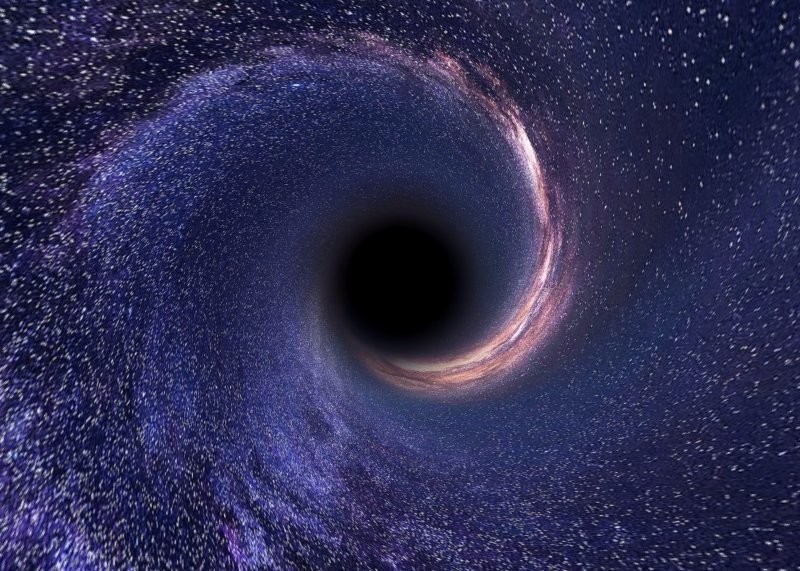 «Пожирающая одно Солнце в день». Ученые нашли самую быстрорастущую черную дыру