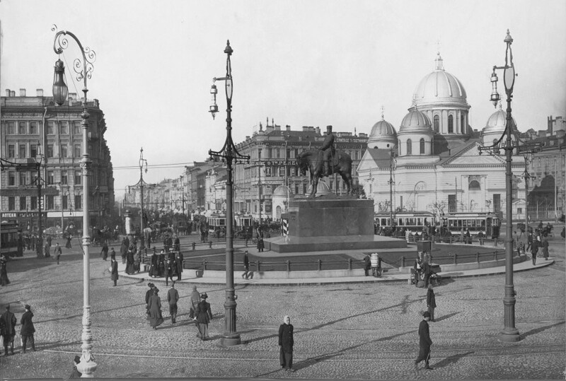 Знаменская площадь старого Петербурга