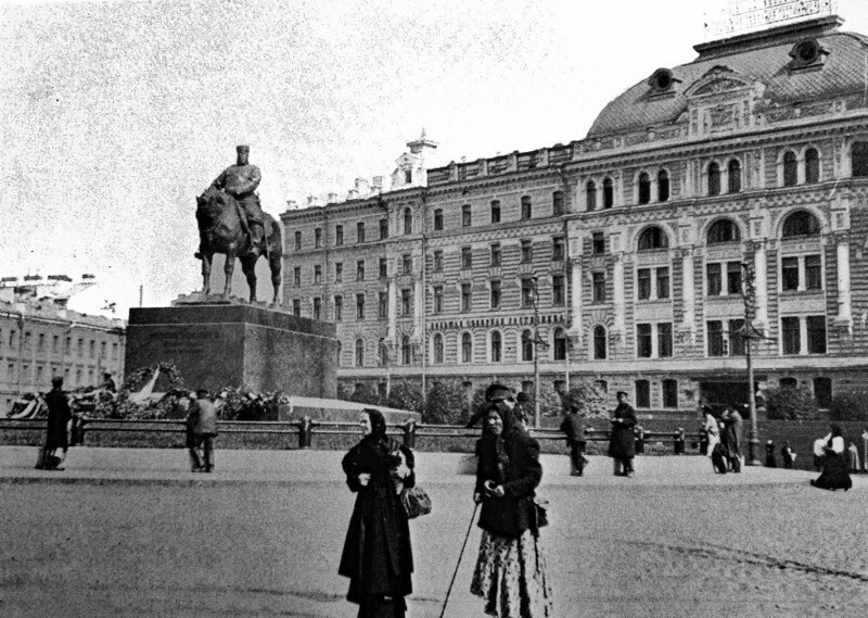 Знаменская площадь старого Петербурга