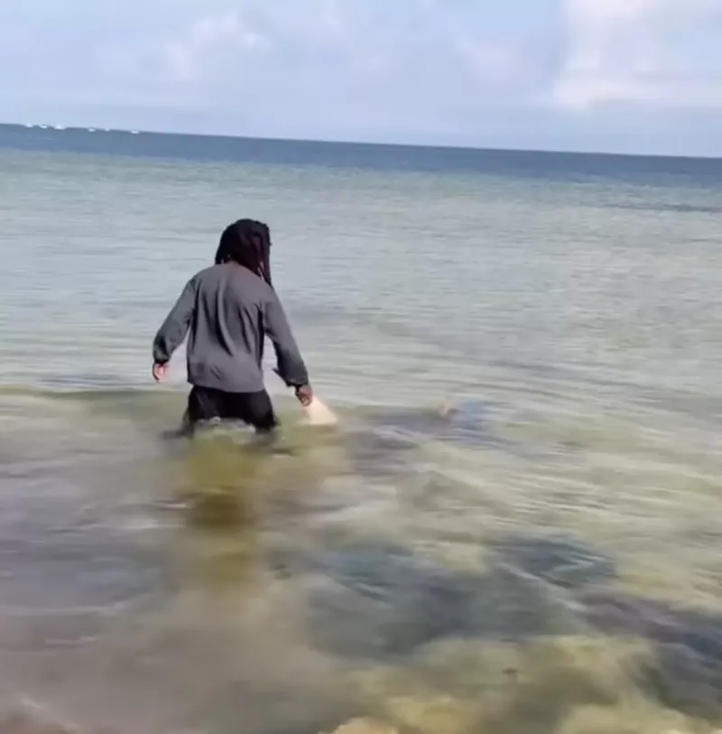 Рыбак из Флориды ловит акул голыми руками и позирует с ними