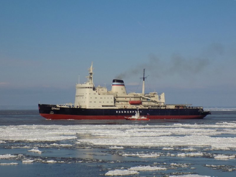 В порту Петербурга загорелся ледокол "Ермак"