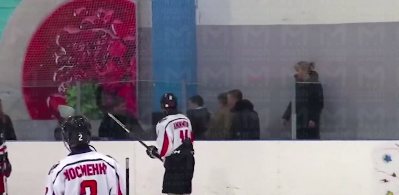 В Петербурге родители и болельщики схлестнулись в драке прямо во время хоккейного матча