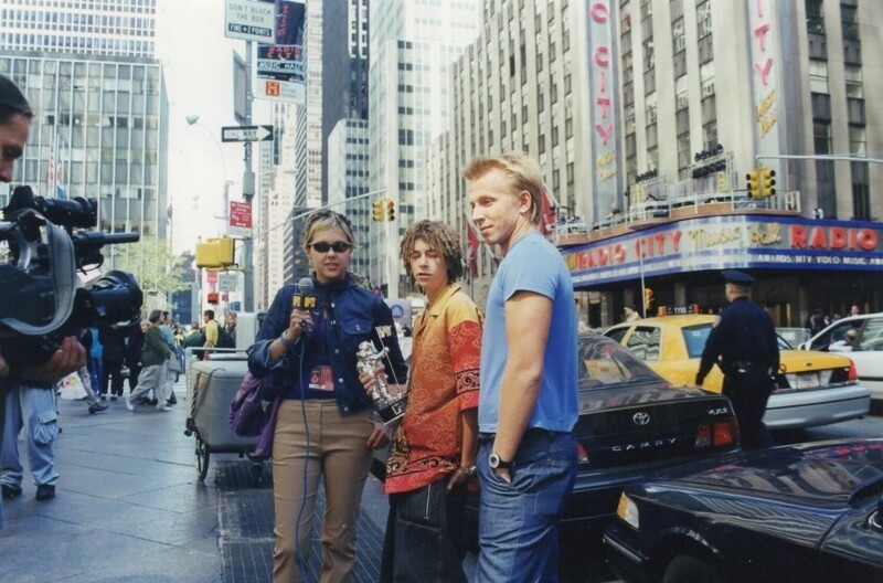 Ольга Шелест, Децл и Антон Камолов на съёмках фильма о церемонии MTV VMA в Нью-Йорке, сентябрь 2000 год.