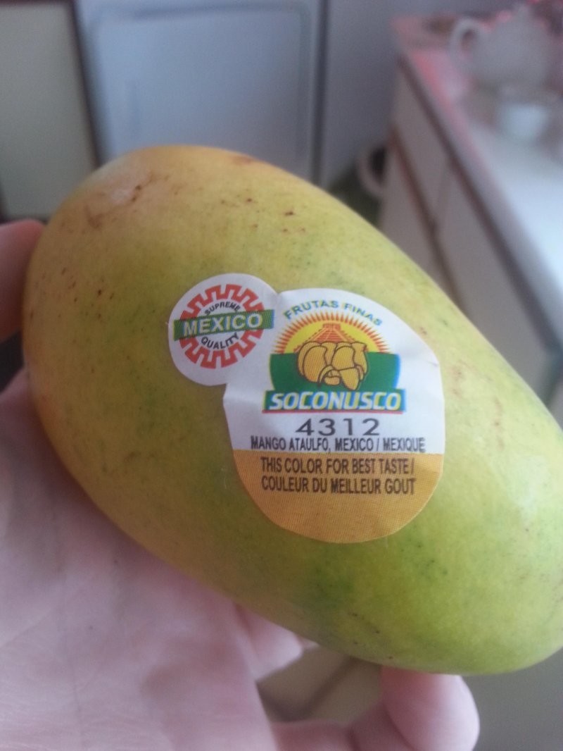 14. На наклейке показано, какого цвета должно быть самое вкусное манго