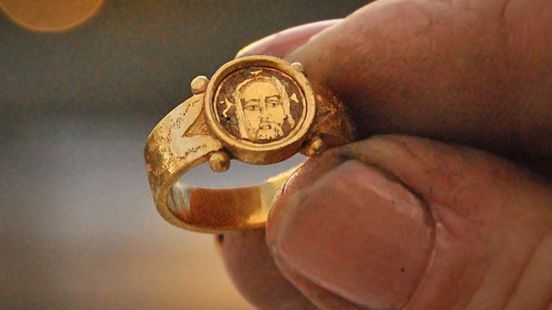Средневековое золотое кольцо и десятки тысяч реликвий найдены в Швеции