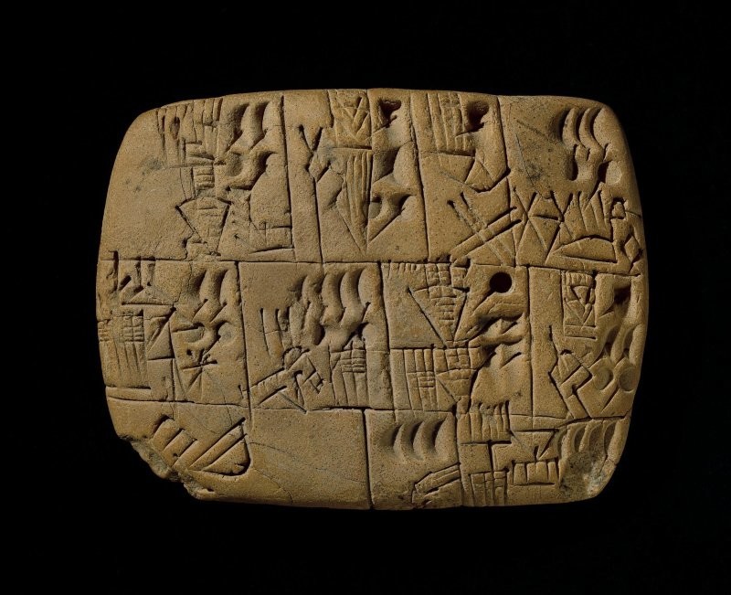 26. Самой древней известной письменности в мире, шумерской клинописи, более 5000 лет. Однако, переведено только 5-10% из найденных материалов с этой письменностью