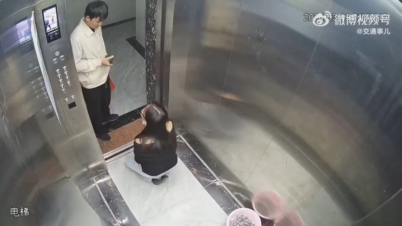 У девушки упал телефон в шахту лифта