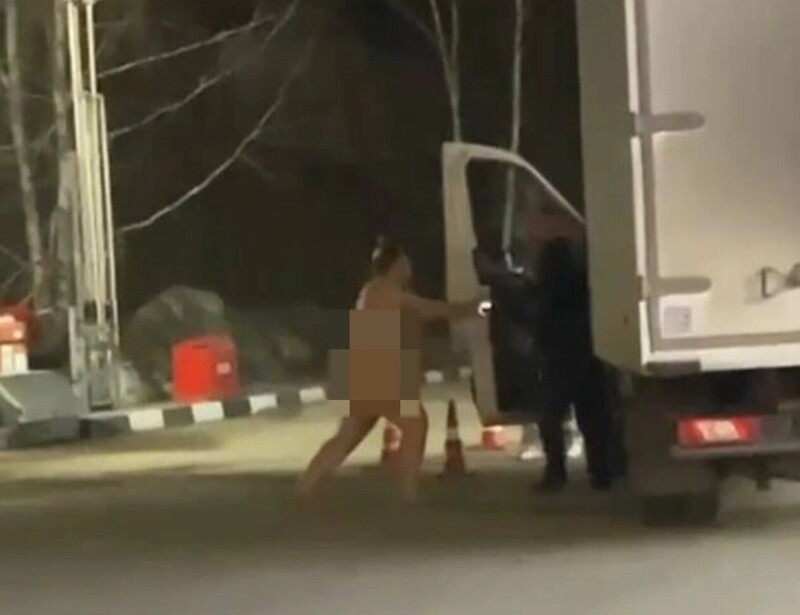 В Липецке неадекватная голая женщина  подралась с водителем грузовика