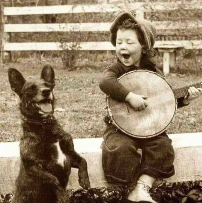 4. Мальчик, играющий на банджо, с собакой. 1920-е годы