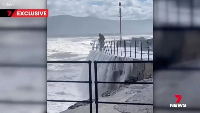 В Австралии гигантская волна снесла девочку в бурную воду