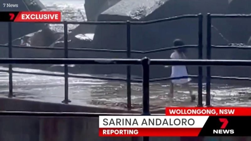 В Австралии гигантская волна снесла девочку в бурную воду