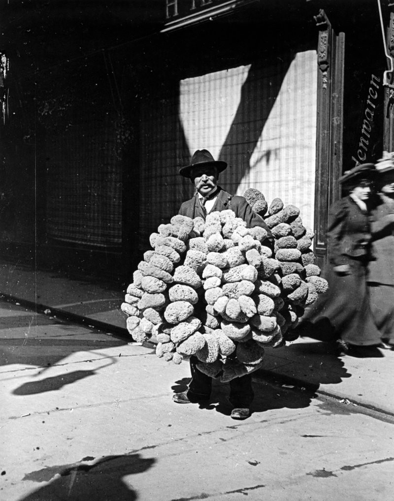 4. Мужчина продает губки, Австрия, 1904 год