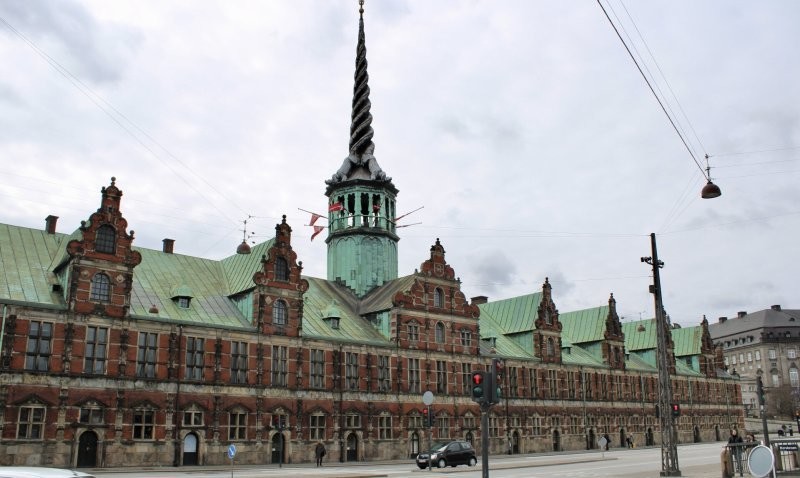 В Дании сгорело здание фондовой биржи 1625 года