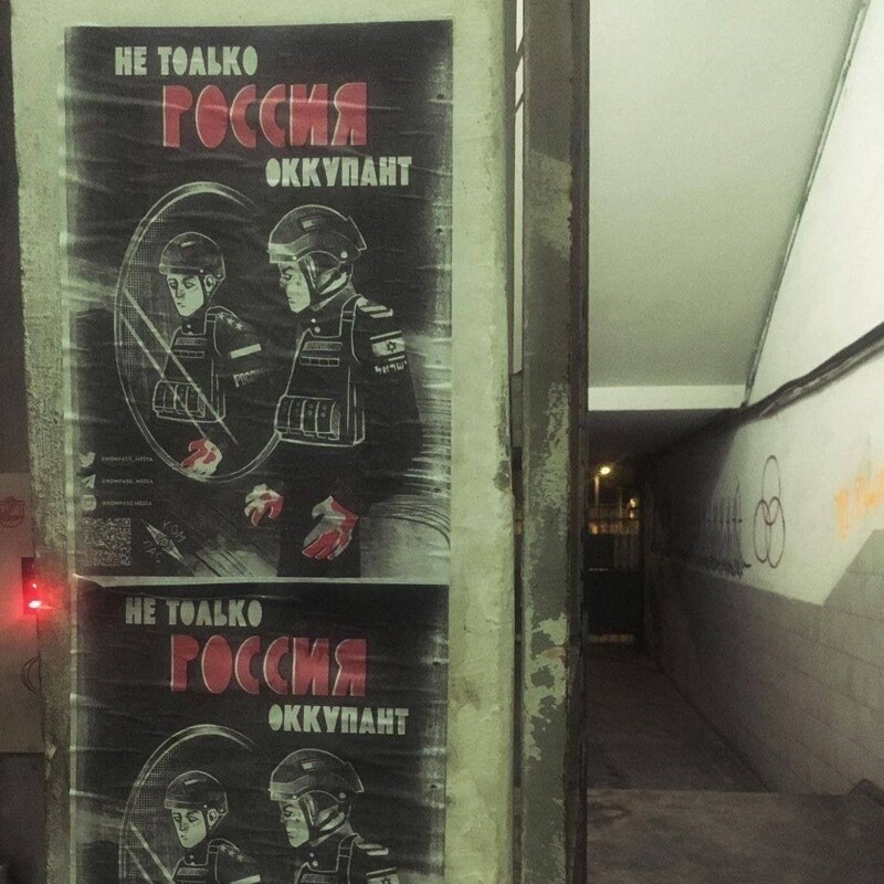 В Израиле беглый русофоб начал расклеивать по Тель-Авиву вот такие плакаты, за что был задержан местными полицейскими