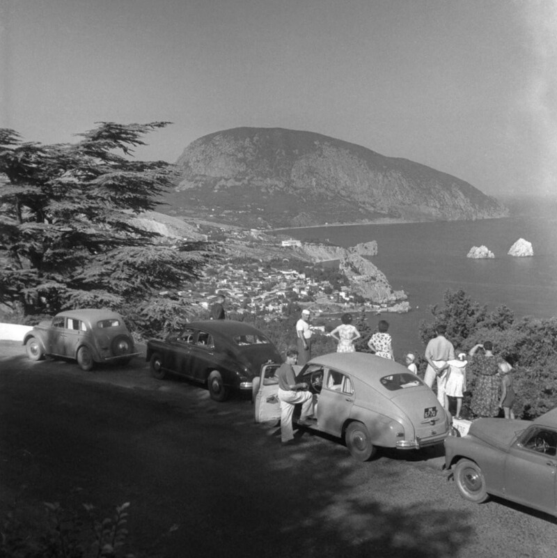 9. Семейный отдых на автомобилях по Крыму, СССР, 1955 год