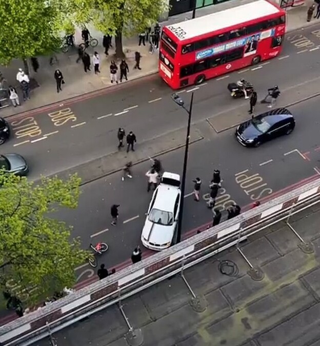 Мужчина с мачете напал на прохожего в Лондоне