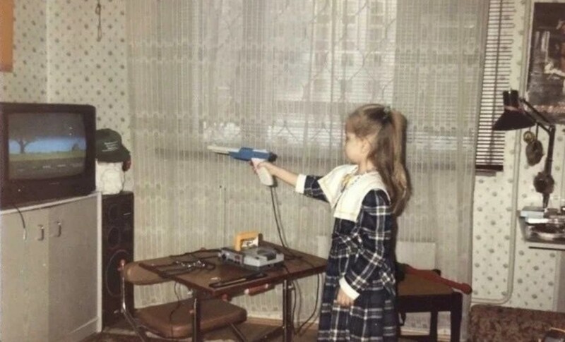 1. Девочка стреляет в уток в игре «Duck Hunt» на денди, 1990-е