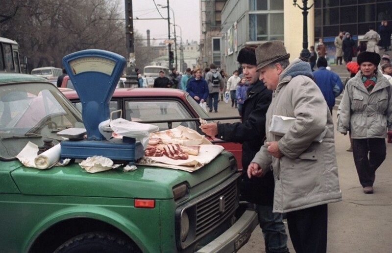13. Уличная торговля мясными изделиями, Москва, 1993 год