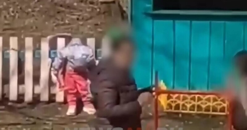 В Поволжье воспитательница детсада подвесила девочку на забор