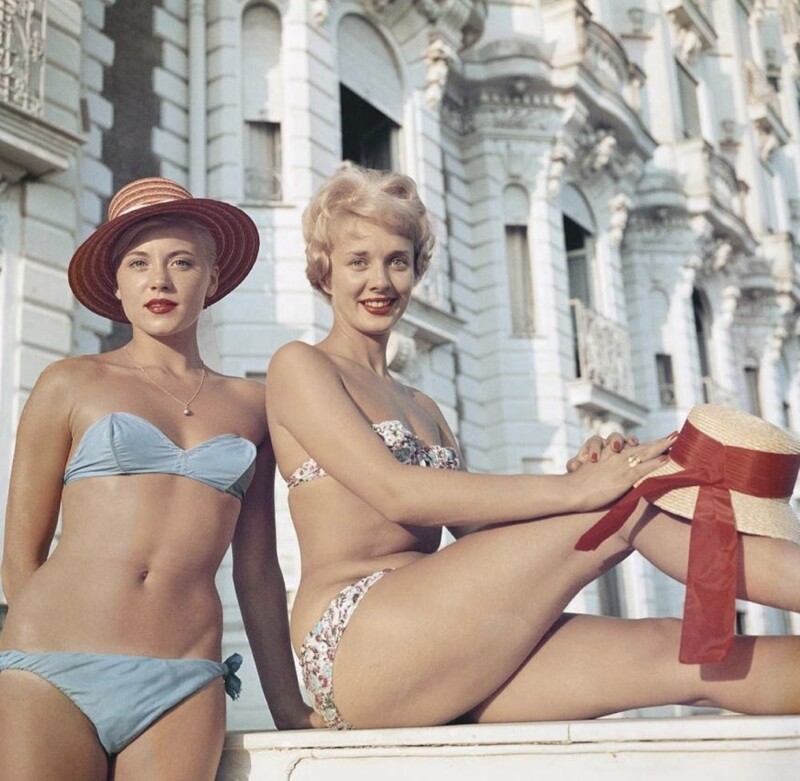3. Девушки в бикини позируют у отеля Carlton в Каннах, Франция, 1958 год