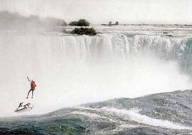 5. Последняя фотография Роберта Оверакера на гидроцикле над Ниагарским водопадом — безбашенный трюк привел к смерти»