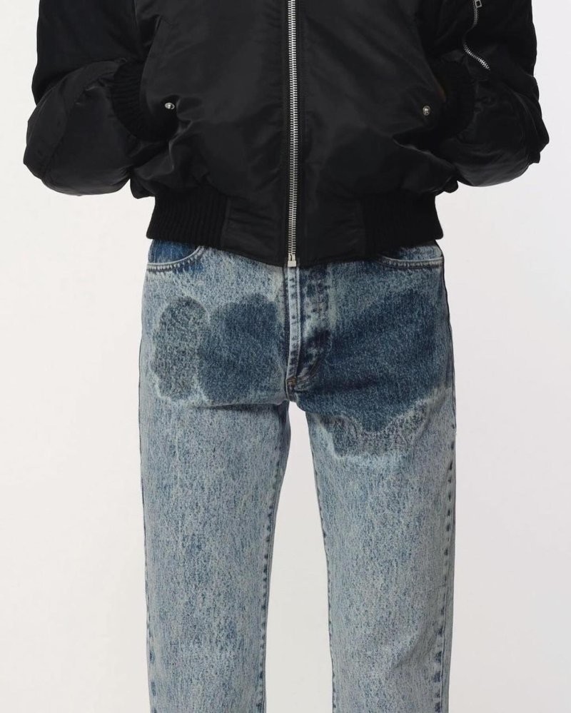 Известный бренд представил джинсы с мокрыми пятнами