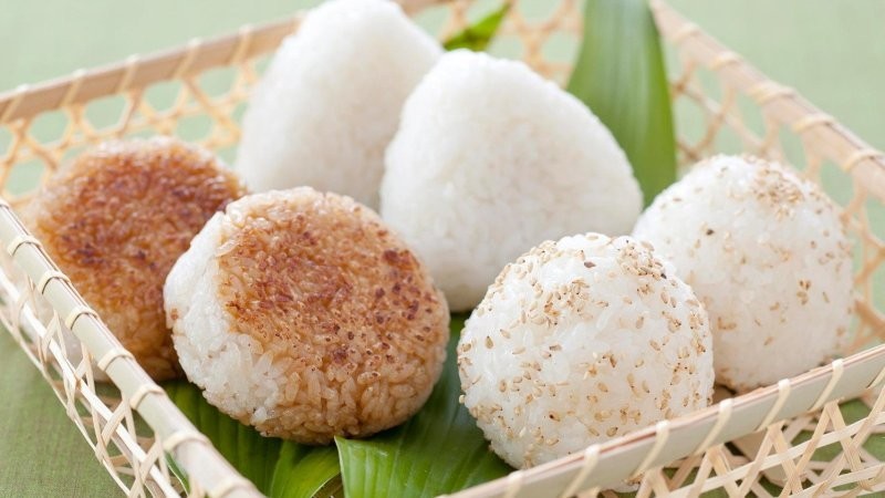 "Потные" онигири: в Японии предлагают отведать рис из подмышки девушки