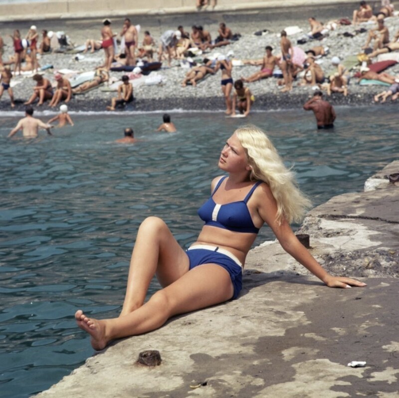 2. Девушка на городском пляже в Сочи, 1970 год