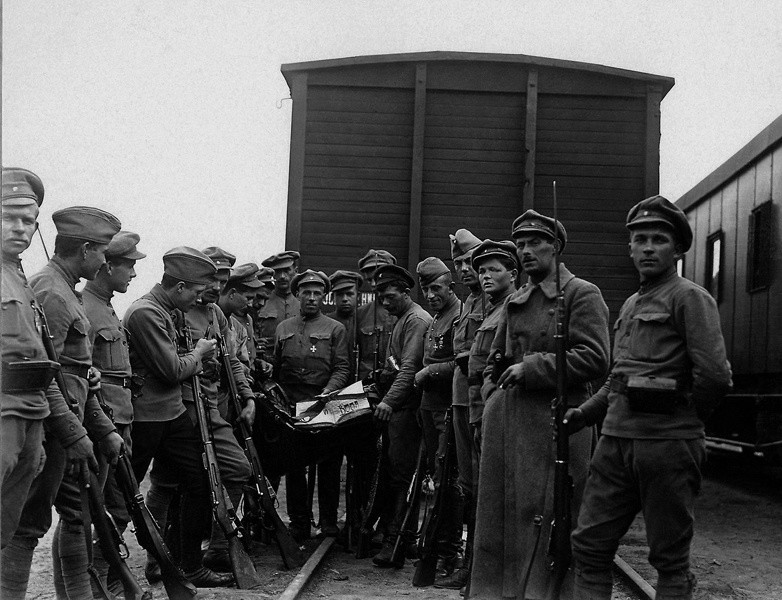 Гражданская война. Восточный фронт. Солдаты Чехословацкого корпуса с захваченным вымпелом советского отряда.  Поволжье, станция Безенчук.