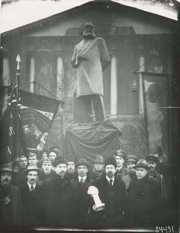 Анатолий Луначарский, Сергей Зорин у памятника Карлу Марксу. Автор: Виктор Булла. Саратовская губерния.