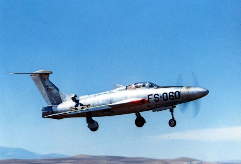 14. На американском истребителе XF-84H Thunderscreech летали только два человека за всю историю. Самолёт мог развить скорость выше 1000 км/ч, но был настолько сложен в управлении, что на испытаниях его никогда не разгоняли выше 840 км/ч