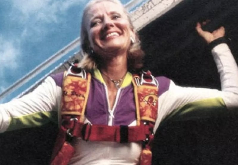 4. Парашютистка Джоан Мюррей в 1990 году выжила при падении с высоты 4400 метров. Оба ее парашюта не раскрылись, и она упала на муравейник огненных муравьев