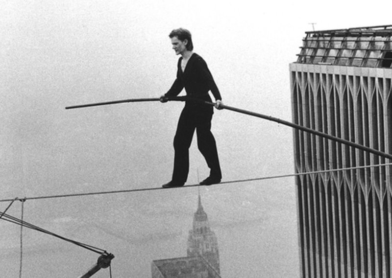 3. Канатоходец Филипп Пети - единственный человек, который прошёл между башнями Всемирного торгового центра в Нью-Йорке по натянутому канату