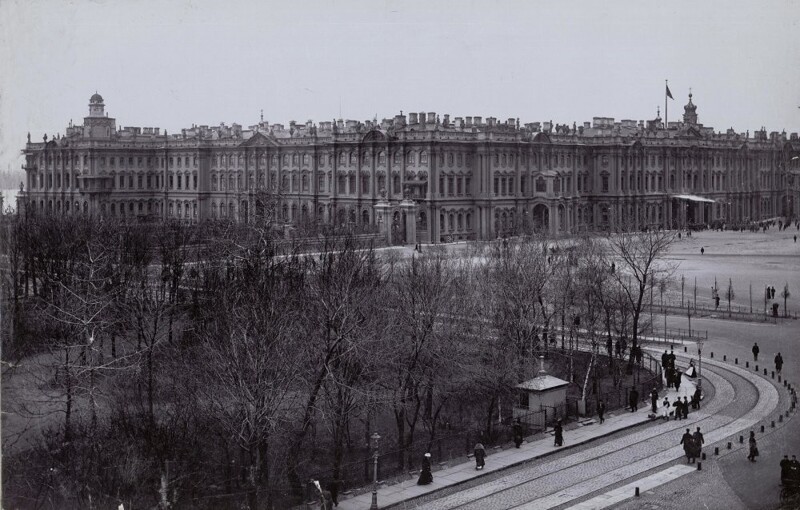 Вид на Зимний дворец и новую трамвайную линию около Александровского сада.