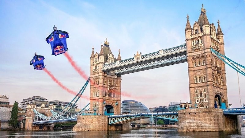 Скайдайверы впервые пролетели под аркой Тауэрского моста