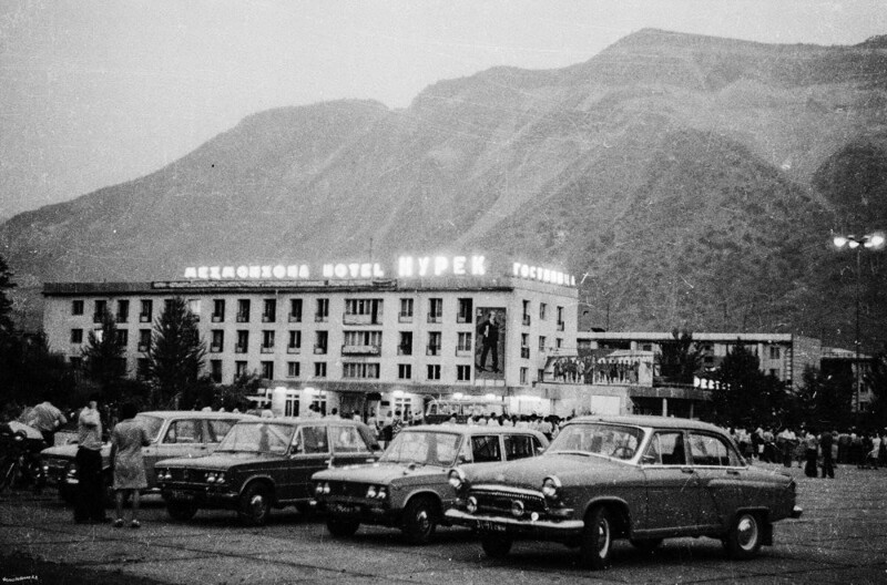 Нурек, Таджикская ССР. Вечерний вид на главную площадь, вторая половина 1970-х годов.