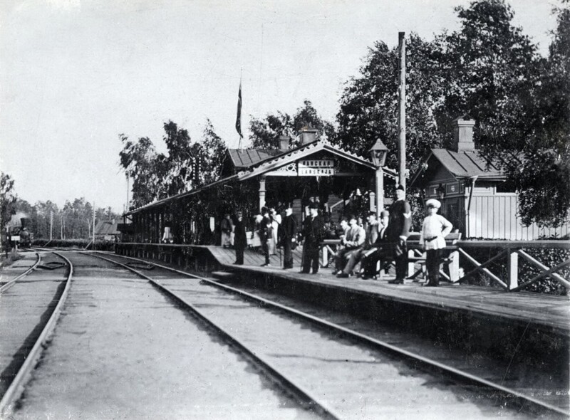 На железнодорожной станции Ланская. Вокзал ещё первой версии - деревянный.