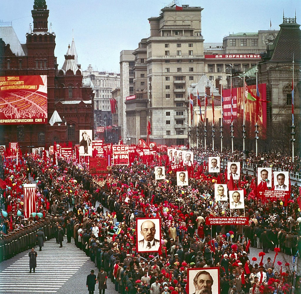 Первомай на красной площади СССР. Первомайская демонстрация в СССР 70е Москва. Демонстрация на красной площади 1 мая СССР. Первомайская демонстрация 1989 красная площадь.