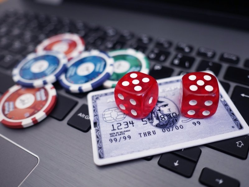 "Закройте онлайн-казино, пожалуйста": в Санкт-Петербурге инспектор ГИБДД покончил с собой из-за азартных игр