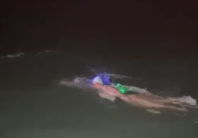 Женщина совершила 17-часовой заплыв в кишащих акулами водах
