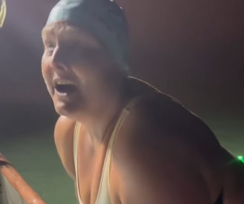 Женщина совершила 17-часовой заплыв в кишащих акулами водах