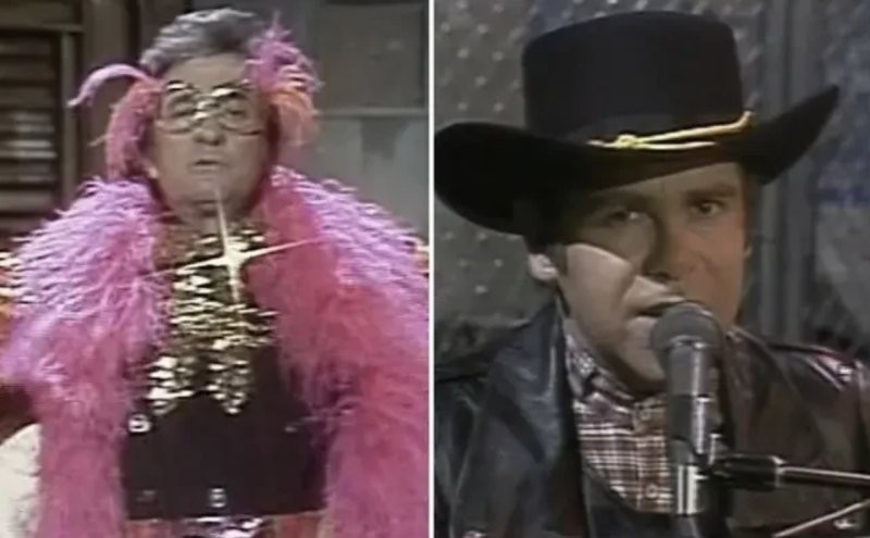 6. Джонни Кэш и Элтон Джон изображают друг друга на шоу "SNL" в 1982 году (Элтон в роли музыканта, Джонни в роли ведущего)
