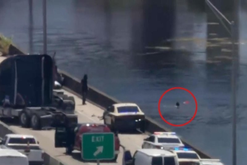 Угонщица прыгнула в озеро, чтобы скрыться от полиции