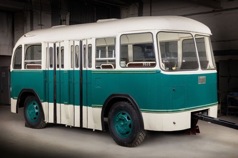 Реставраторы восстановили советский автобус ЗИЛ-158 с прицепом
