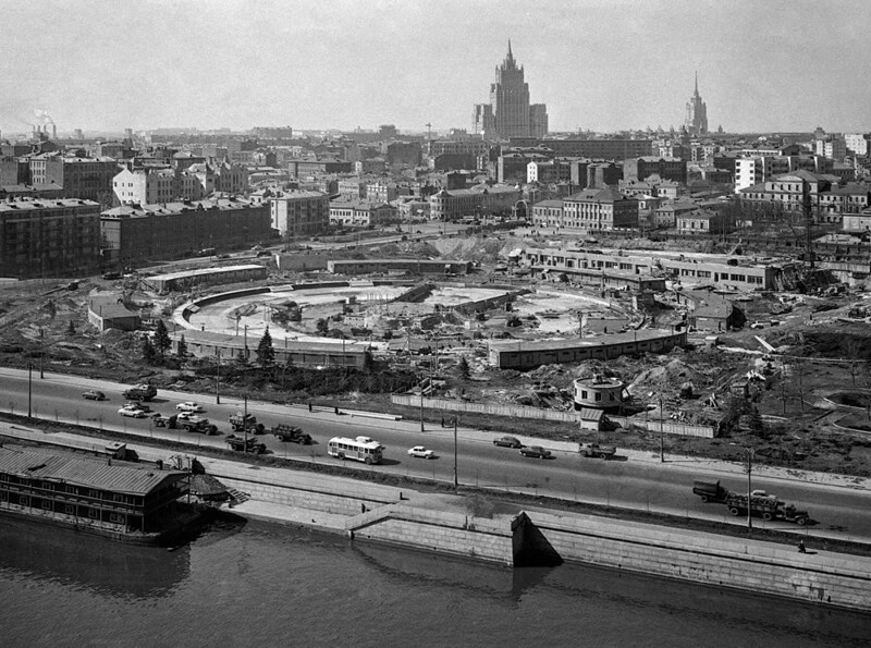 В 1958 году в Москве начали строить открытый плавательный бассейн, который назовут точно так же как и город - "Москва".