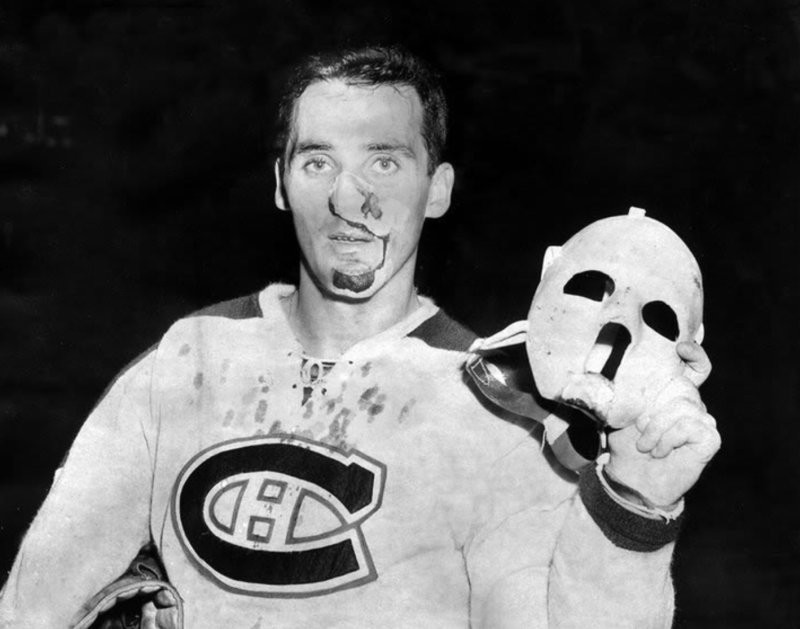 1. Канадский хоккеист Жак Плант был одним из первых игроков, которые надевали защитную маску во время матчей. Это случилось в 1959 году после того, как сломал нос