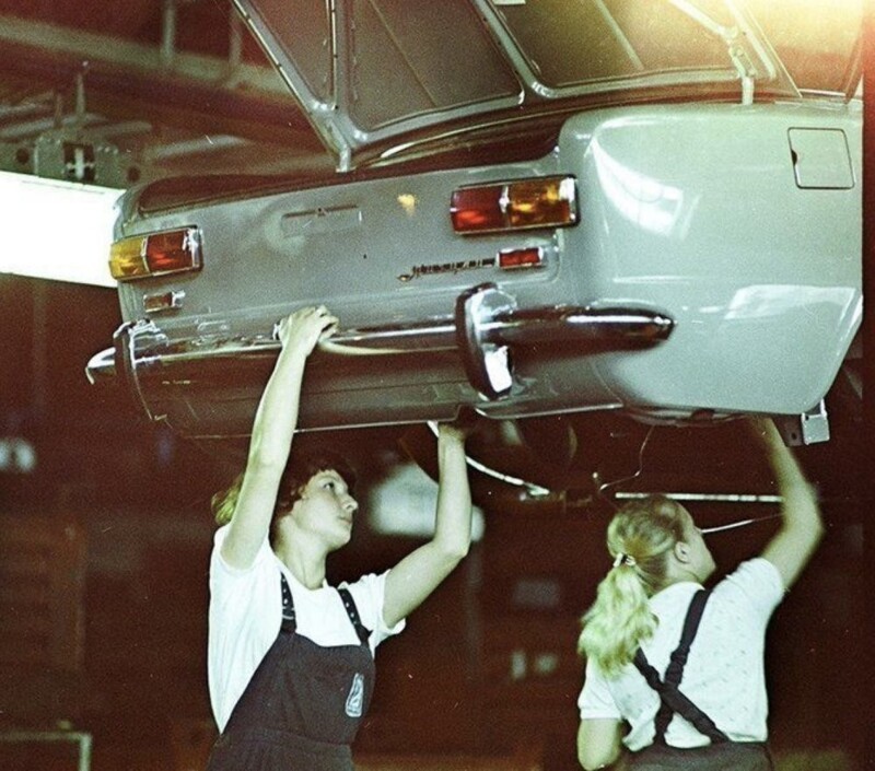 5. Девушки на сборочной линии АвтоВАЗа, 1981 год