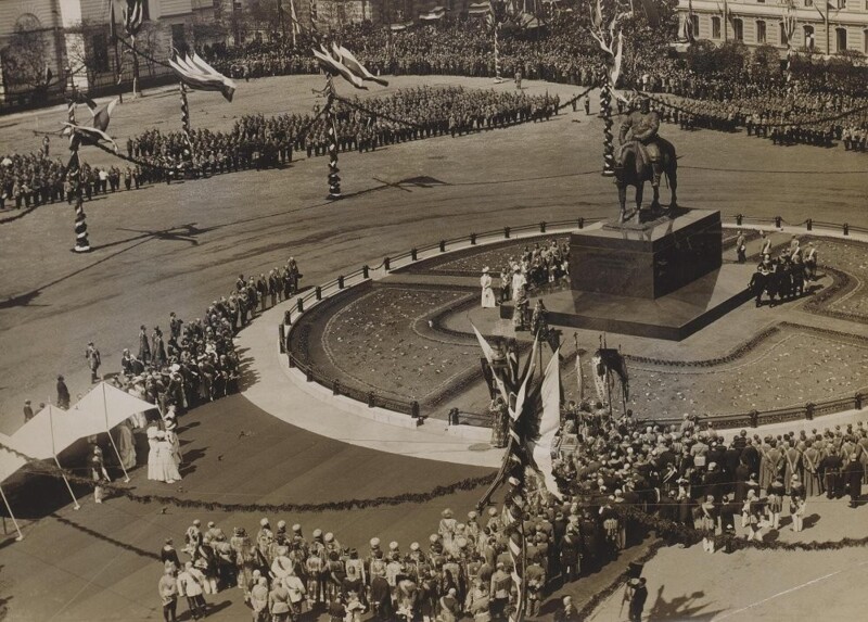 А на Знаменской площади (современная площадь Восстания) в 1909 году торжественно открыли памятник Александру Третьему
